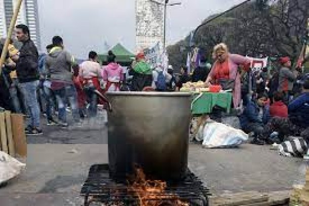 Piqueteras realizaron una olla popular en repudio a los dichos de Cristina Kirchner: "Creemos que los planes sociales deben ser un seguro al desocupado"
