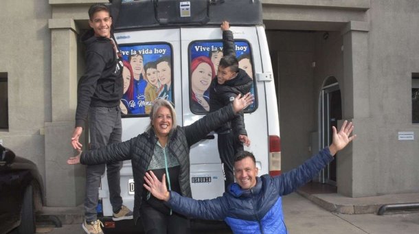 Una familia santafesina se quedó sin trabajo y decidió viajar de Ushuaia a Alaska