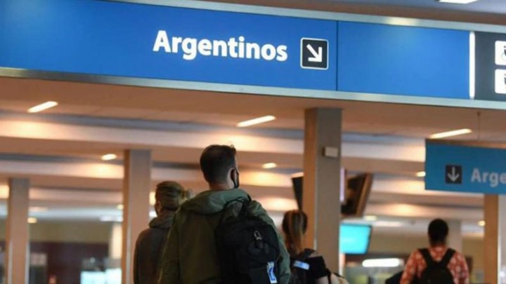 Frustración por la prohibición de comprar pasajes en cuotas para viajar al exterior: &quot;Te quitan sueños&quot;