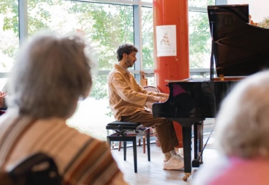 Nahuel Zucco: &quot;Mi vínculo con la tercera edad surgió por mi primera profesora de piano&quot;