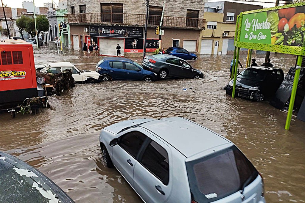 &quot;Bahía Blanca: Nicolas con su moto de agua rescató más personas que el operativo de seguridad&quot;