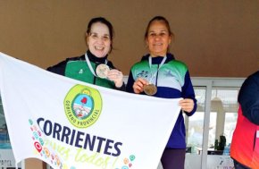 Dos hermanas que acaban de ganar el Campeonato de Paddle de Adultos Mayores en Salta