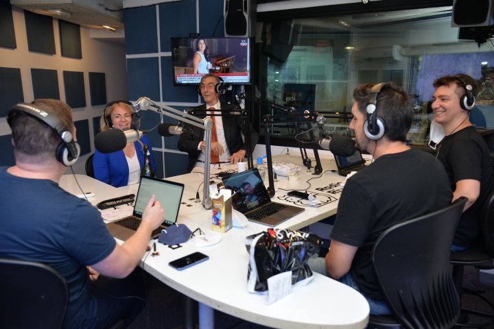 Escucha el pase entre Jonatan Viale y Nelson Castro