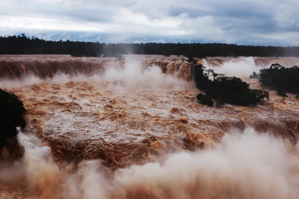 En las cataratas se llegó al récord de 24.000 m³ de agua por segundo y en Misiones hay &quot;delivery&quot; de combustible