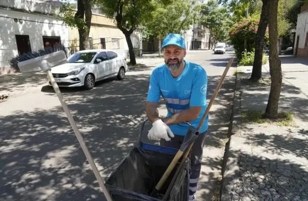 Trabaja como barrendero y se recibió de médico: "Demostramos que los basureros no somos cavernícolas"