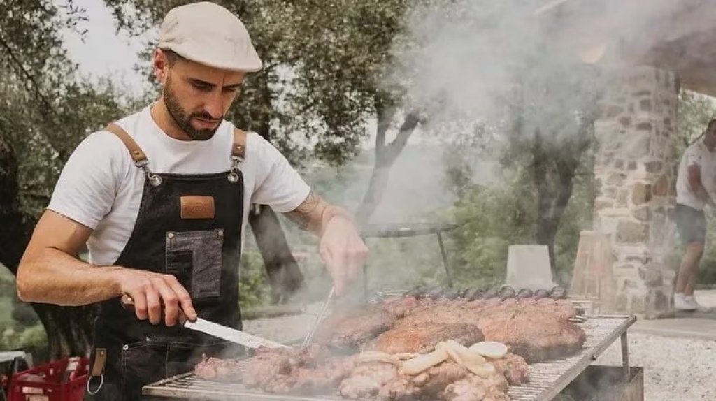 Gastón de Oro, es asador a domicilio en La Toscana: “Me llaman, llevo las parrillas, la carne, los vinos y el postre, toda mercadería argentina”