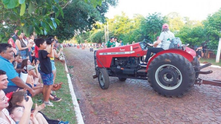 Lidia Leske, la primera mujer que compitió en la carrera de tractores