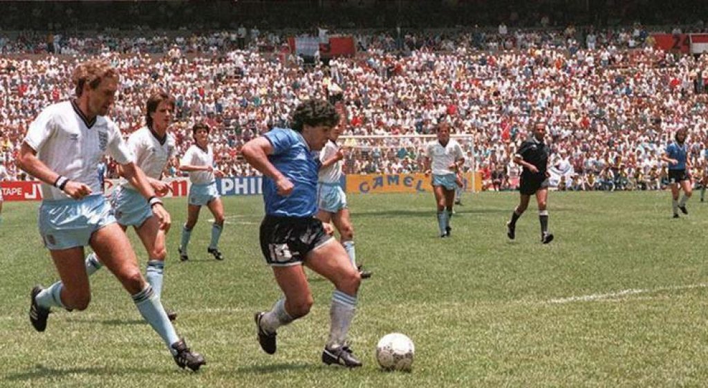 Pablo Alabarces: "En el momento que Diego le hace el gol a los ingleses deja de ser héroe para transformarse en mito"