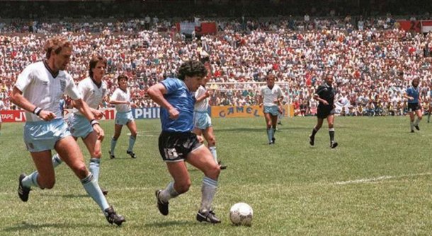 Pablo Alabarces: "En el momento que Diego le hace el gol a los ingleses deja de ser héroe para transformarse en mito"