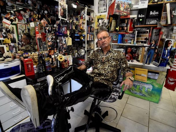 Creador de la única peluquería Beatle del país: “Es un revivir de la mejor década que para mí fue los 60”
