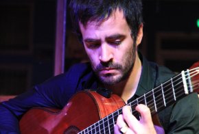 Moscato Luna vino a tocar la guitarra a Radio Rivadavia