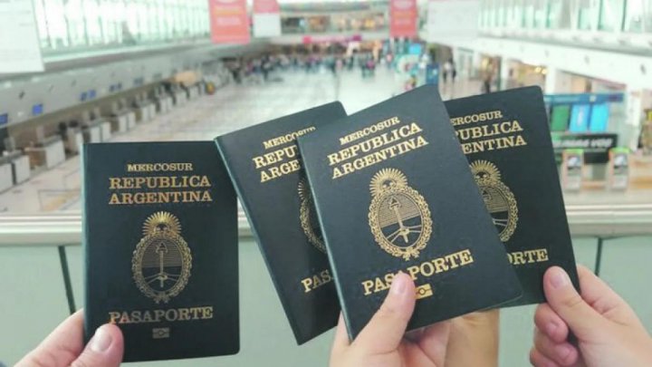 "La patria que expulsa y atrae"