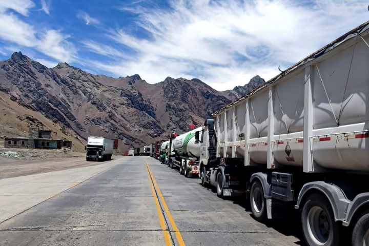 Uno de los choferes varados en la frontera con Chile critic&oacute; al Sindicato de Camioneros: "No los vemos, parece que est&aacute;n para otra cosa"