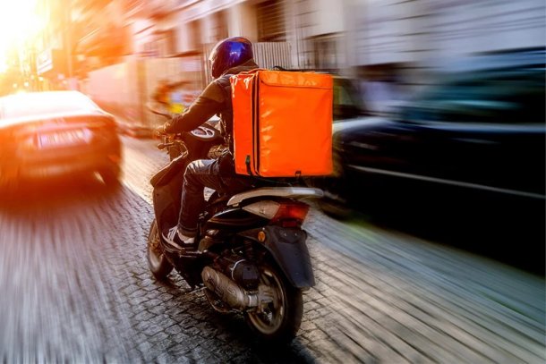 "Trabajé de piquetero y no me gustó para nada" la historia del delivery que se opone a la sindicalización y votó a Milei