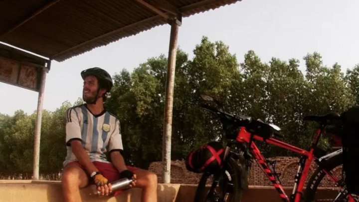 Agustín Ochoa: &quot;Cruzó el África en bicicleta y hoy combate la desnutrición infantil en Argentina&quot;