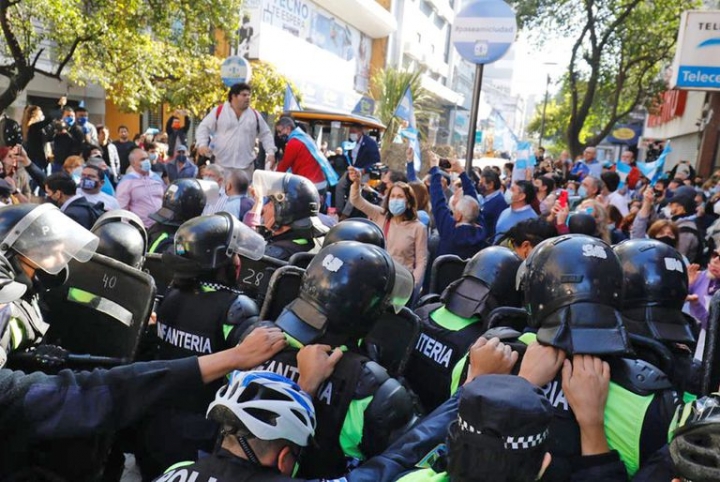 Tucumán: Violentos incidentes en la movilización en repudio a la visita de Alberto Fernández