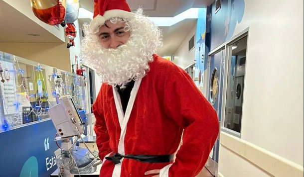 Le tocó guardia en Navidad y fue vestido de Papá Noel