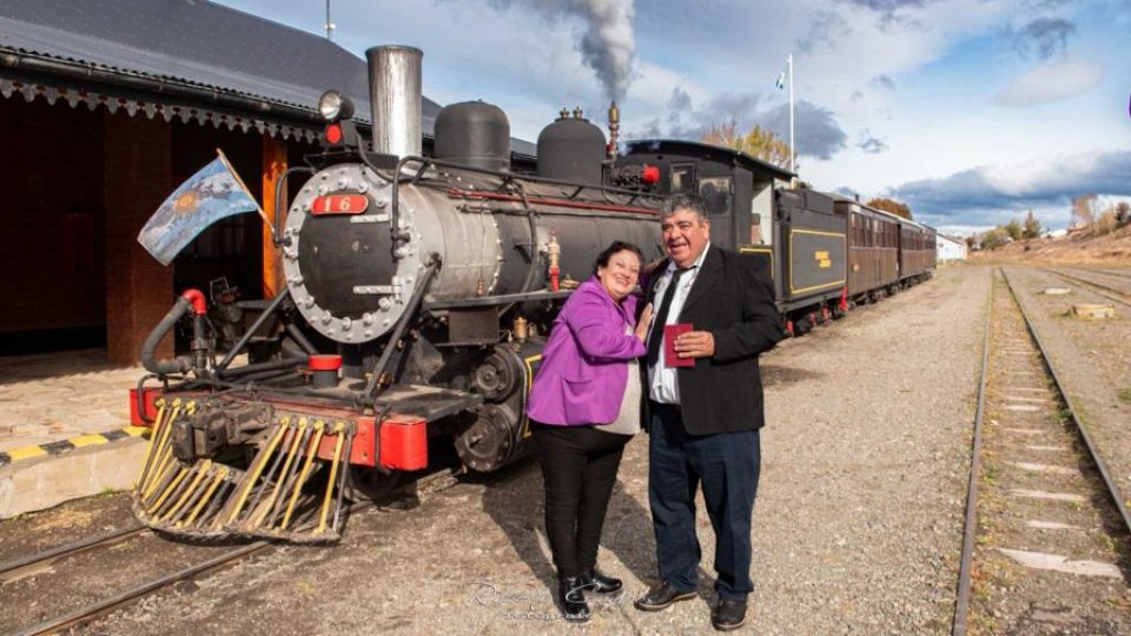 Un particular casamiento: Carlos Agüero, maquinista de La Trochita, y su mujer dieron el sí el tren.