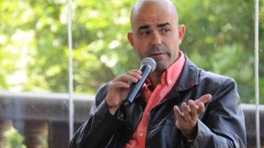 Eduardo Sacheri: "La guerra de Malvinas nos habita pero no hablamos lo suficiente"