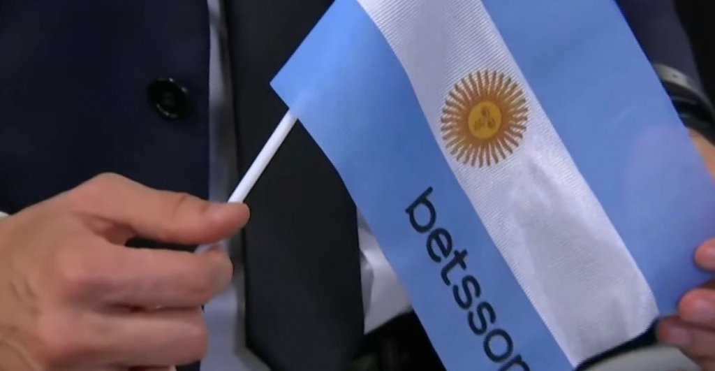 Desubicado: Le pusieron una publicidad a la bandera argentina; el chozno de Manuel Belgrano denunció que es ilegal