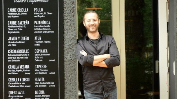 Un argentino introdujo la empanada en Alemania y hasta le hizo un asado a la cruz a Angela Merkel