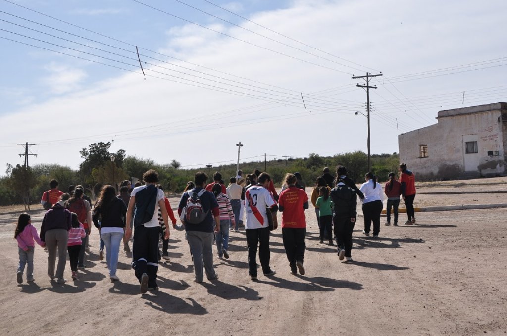 Vive en un pueblo semi - abandonado en medio las Salinas y quiere estudiar para salir adelante