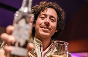 Degustamos en vivo bebidas a base de flores junto a su creador