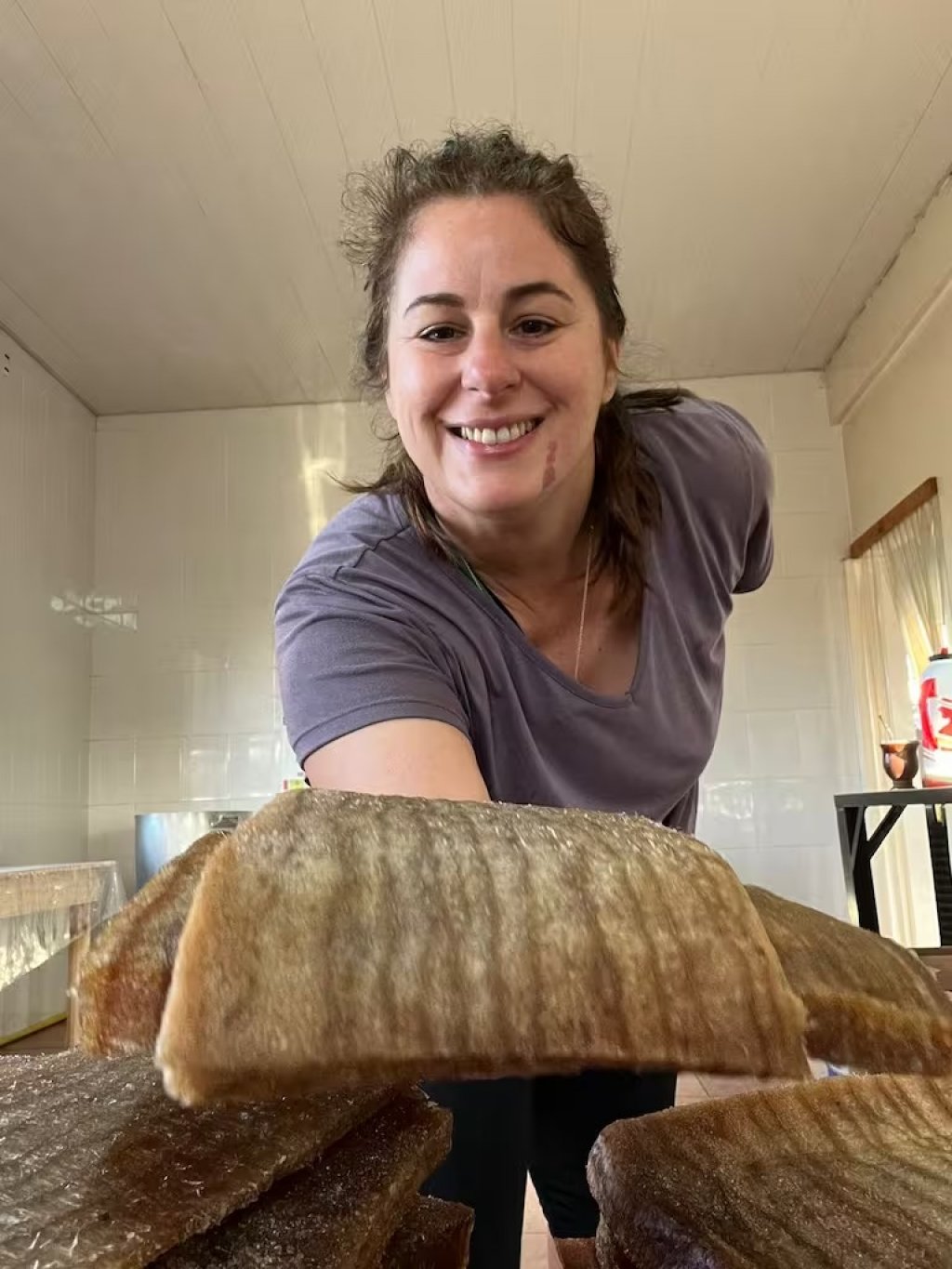 Hace bombones, alfajores y mermeladas de madera comestible