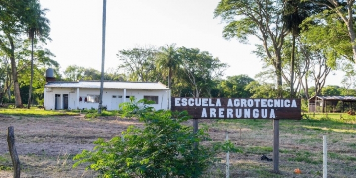 La escuela agrotécnica de Arerunguá, entre los sueños de arraigo de Hector y las añoranzas de un joven correntino