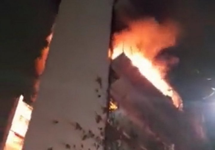 Tr&aacute;gico incendio en un edificio de Recoleta: hay cinco muertos y varios heridos