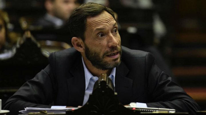 Maximiliano Ferraro: "Adorni es un salvavidas de plomo que respira con pajita"