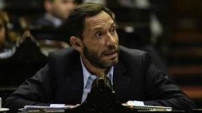 Maximiliano Ferraro: "Adorni es un salvavidas de plomo que respira con pajita"
