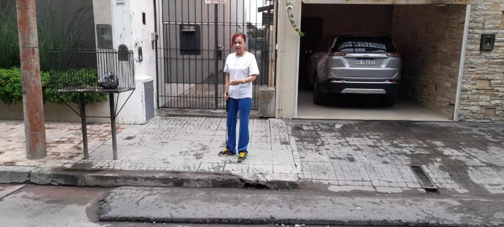 Es discapacitada visual y tiene un cráter en la puerta de su casa que le impide salir