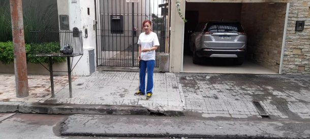 Es discapacitada visual y tiene un cráter en la puerta de su casa que le impide salir