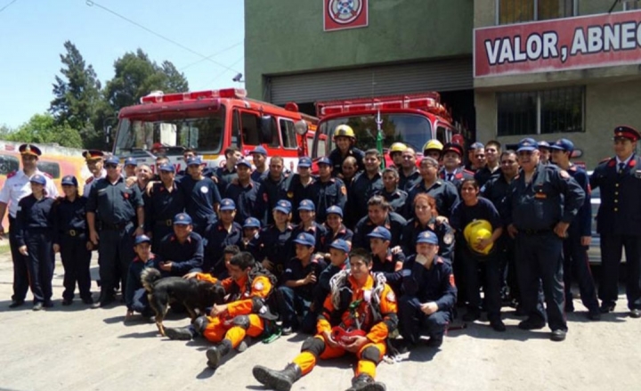 Bomberos voluntarios de Glew compraron una autobomba en el exterior y permanece demorada en la Aduana