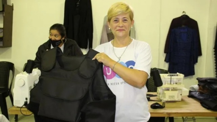 Una precandidata a concejal en Rosario reparte chalecos antibalas: "Nos sentimos totalmente desprotegidas"