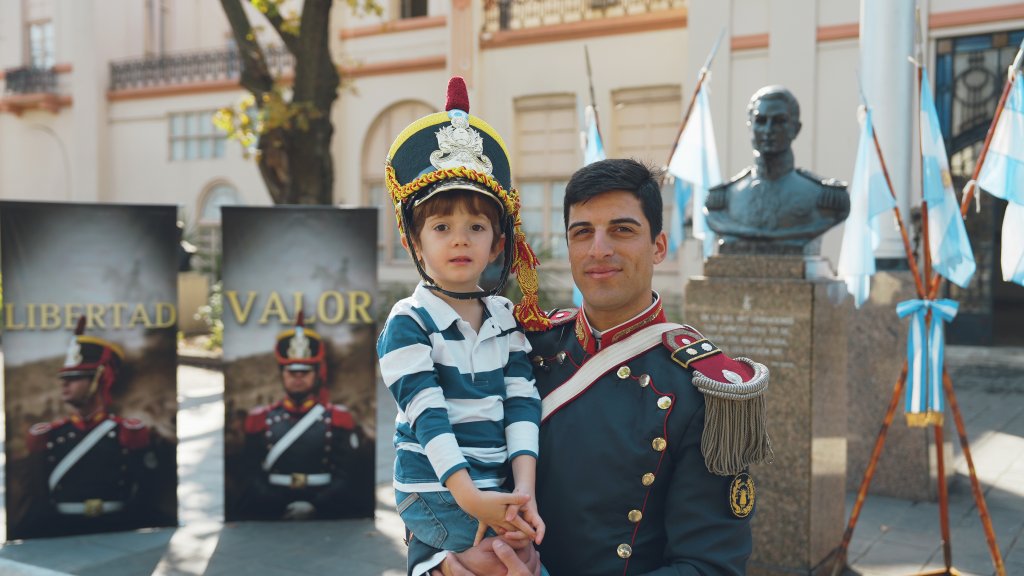 Tiene 4 años, es fanático de los Granaderos a Caballo y pudo conocerlos