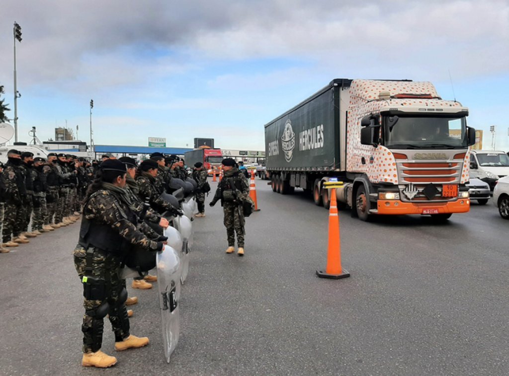 Los transportistas advierten que habrá desabastecimiento: &quot;Nos dejan sin combustible para exportarlo y que entren dólares&quot;