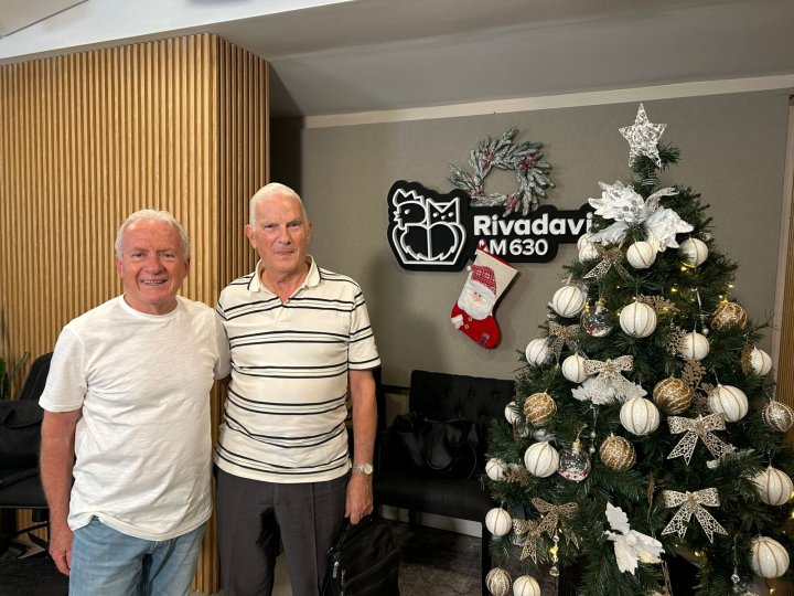 El más grande coleccionista de hojitas de afeitar en Argentina ahora escribió un libro sobre la historia de los fósforos