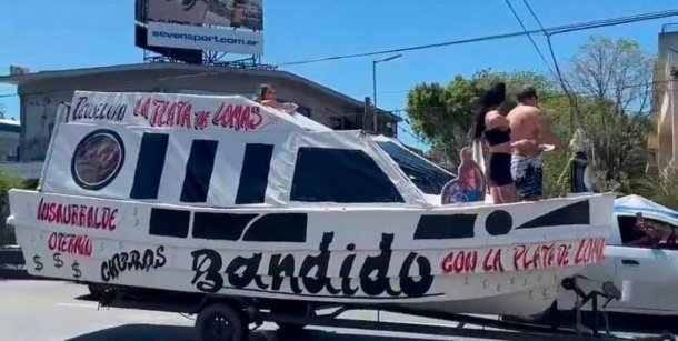 Protestaron con un yate con ruedas y denuncian que la policía les apuntó con un arma y se los querían llevar presos