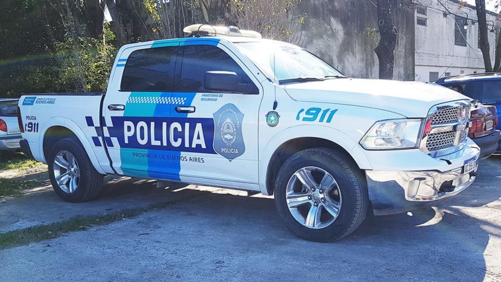 Bernal: Arrojaron al río una camioneta de policía con una oficial adentro