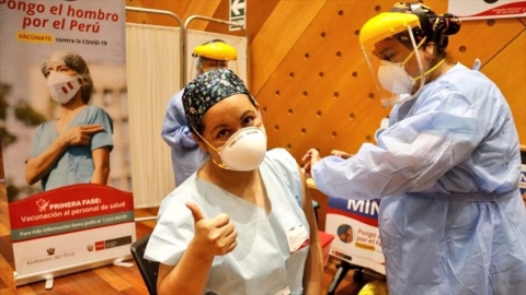El ministro de Salud de Perú negó haber entregado recursos naturales a cambio de la vacuna de Pfizer