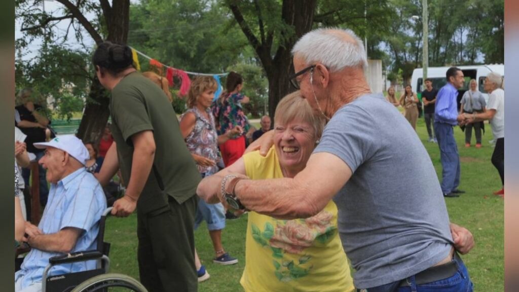 Historia de amor: Eva y Enrique tienen 70 años, se conocieron en una plaza y se casaron por primera vez