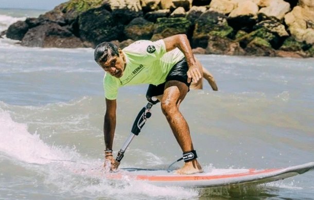 A Oscar Reinoso le amputaron la rodilla y el pie, tiene una pierna ortopédica y quiere ganar el Mundial de Surf: "Tengo que intentarlo, no me daré por vencido"