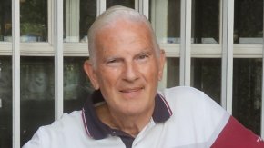 Sergio Petrone, medico cirujano, y es el coleccionista mas grande de hojitas de afeitar de la Argentina en el mundo.