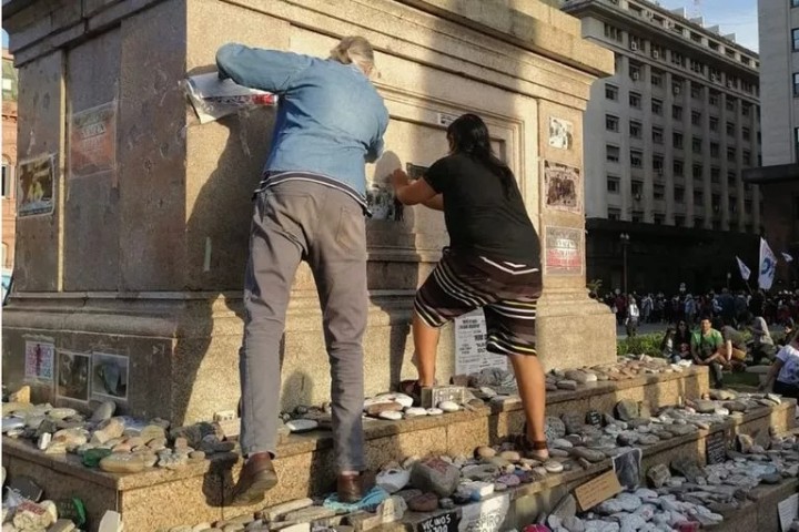 Día de la Lealtad: pisaron las piedras de los muertos por Covid-19 para arrancar fotos