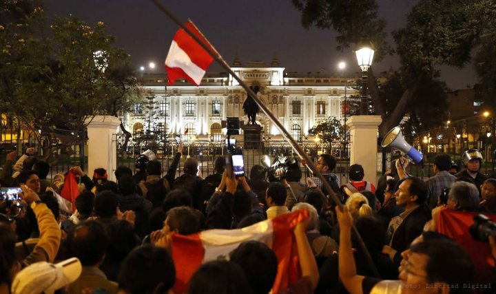 Crisis institucional en Per&uacute;: "La gente pide la renuncia del actual presidente y el cierre del congreso"