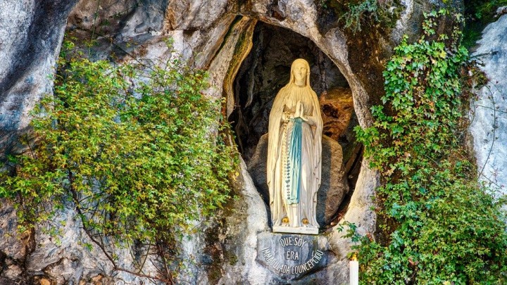 Cuál es la historia de la Virgen de Lourdes