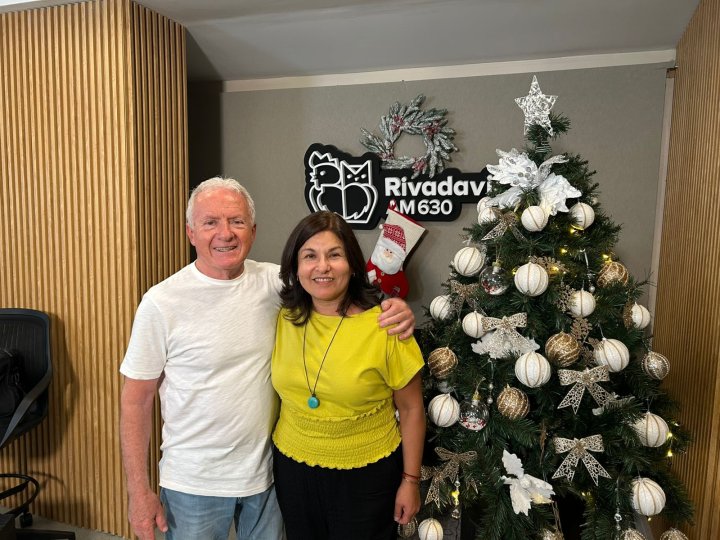 Vino desde Valencia "la chica del móvil" para charlar sobre España y los medios