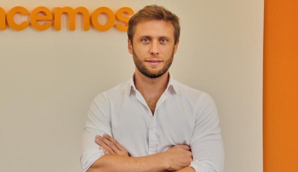 Cristian Larsen: &quot;En un país con 45% de pobreza, los medios públicos que funcionan como propaganda del estado no deberían ser una prioridad&quot;